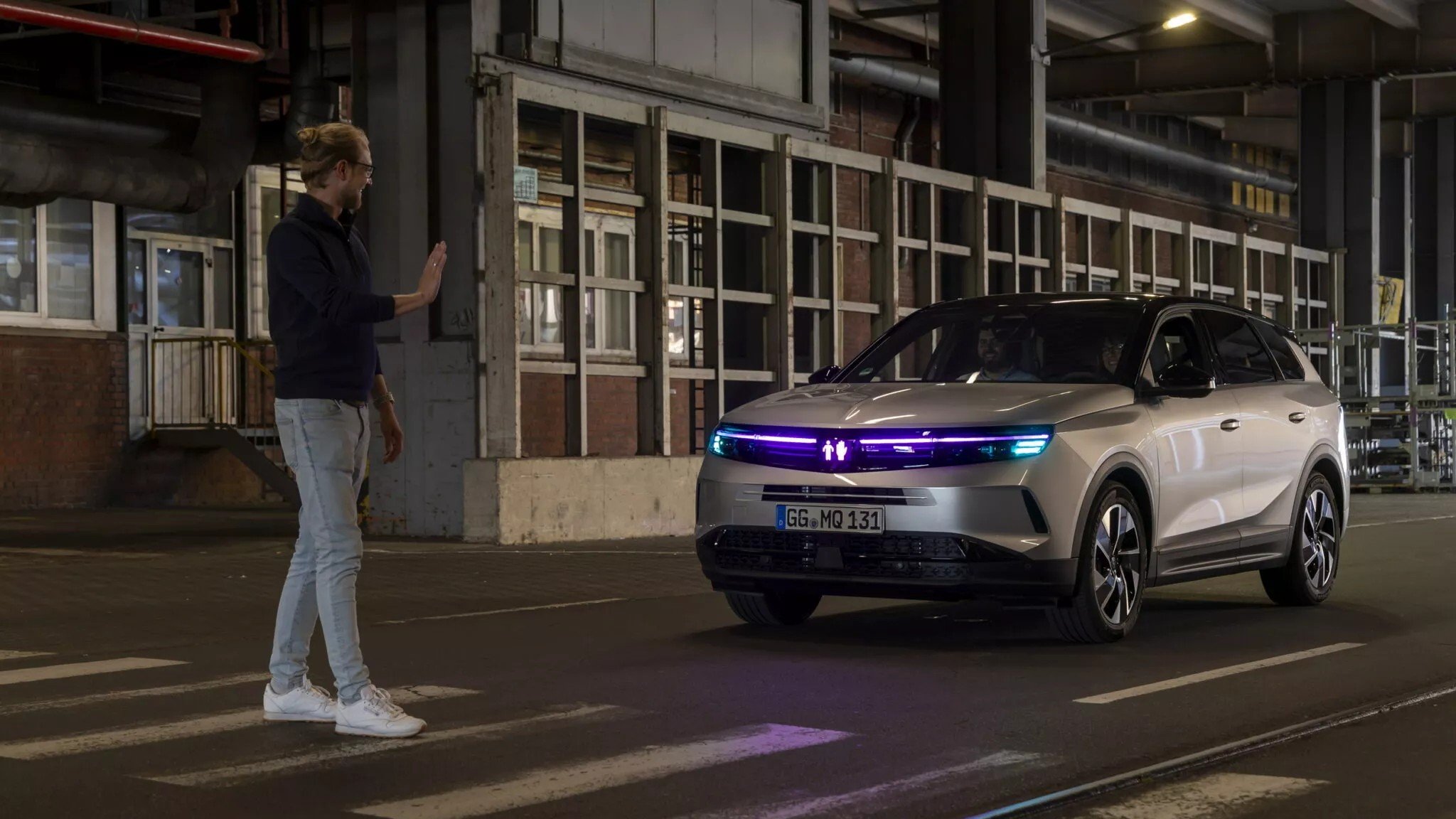 Opel Grandland научили общаться с пешеходами