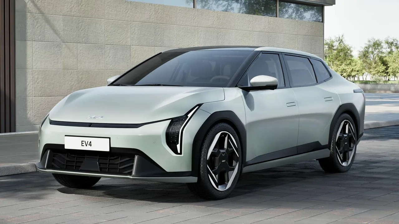 Покупателям Kia EV4 предложили запах бензина