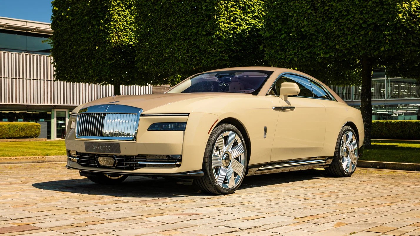 Rolls-Royce Spectre посвятили собаке