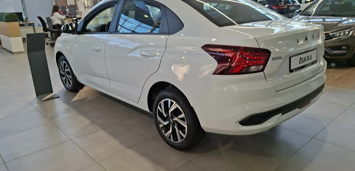АВТОВАЗ снижает цены на Lada Largus и Aurus и повышает – на все остальные модели