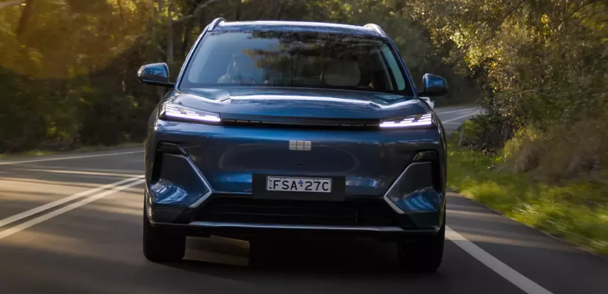 Кроссоверы Geely начали продавать с правым рулем:   гибридный Starray вышел на британский рынок